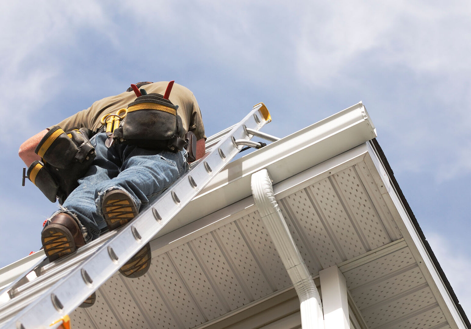 siding and soffit worker